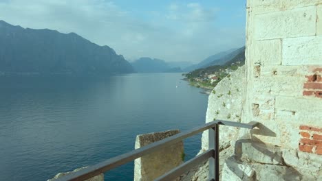 Erleben-Sie-Den-Faszinierenden-Parallax-Blick-Von-Der-Burg-Von-Malcesine-Mit-Blick-Auf-Den-Gardasee