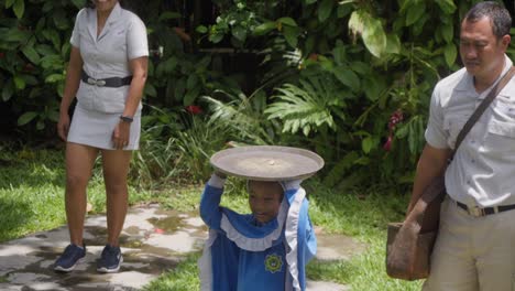 Füttern-Eines-Brahminenweihs-Während-Einer-Vogelschau-Im-Bali-Bird-Park