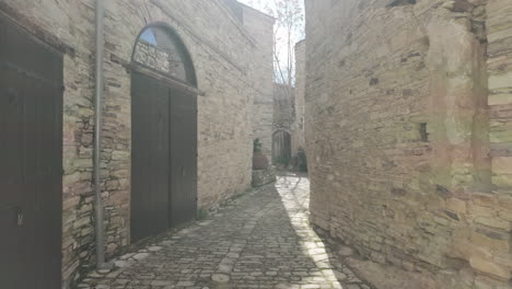 Un-Antiguo-Callejón-Adoquinado-En-Lefkara,-Bordeado-De-Edificios-Históricos-De-Piedra,-Que-Permite-Vislumbrar-El-Pasado-Del-Pueblo.