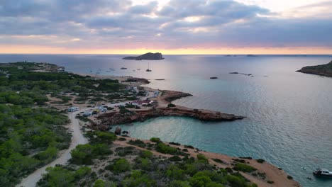 Strand-Von-Cala-Comte-Mit-Booten,-Atemberaubender-Sonnenuntergangshimmel-Auf-Ibiza