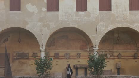 Mujer-Solitaria-Pasando-Por-Los-Arcos-Del-Edificio-Histórico.