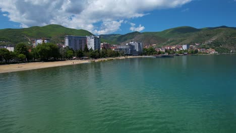 Der-Ruhige-See-Spiegelt-Den-Schönen-Frühling-Von-Pogradec-Wider,-Ein-Ziel-Für-Entspannung,-Freizeit-Und-Genuss