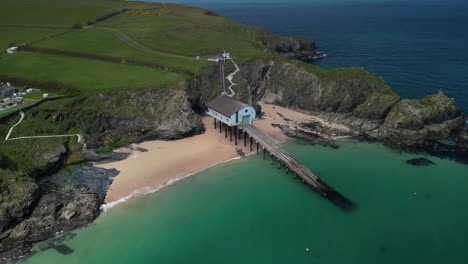 RNLI-Padstow-Rettungsbootstation-Von-Einer-Luftdrohne-Schwenken-über-Die-Küste-Von-Cornwall-Mit-Schöner-Landschaft,-Cornwall,-Großbritannien