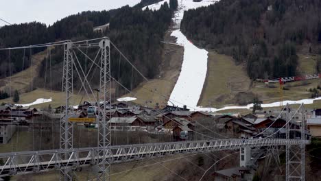 Menschen,-Die-Auf-Kunstschnee-Ski-Fahren,-Während-Die-Umliegende-Gegend-Schneefrei-Ist