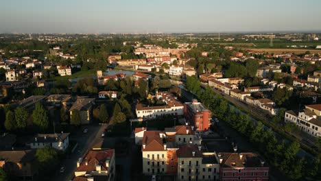 Volando-Sobre-Las-Casas-En-Mira-Comune-Por-Naviglio-Del-Brenta-Al-Atardecer-En-Veneto,-Italia