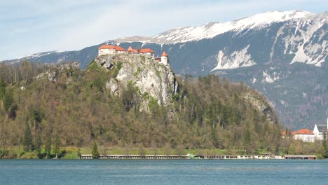 Castillo-De-Bled-Y-Montañas-Cubiertas-De-Nieve.