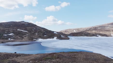 Lago-Medio-Congelado-De-Pålvatnet-En-Noruega---Toma-Aérea-De-Drones