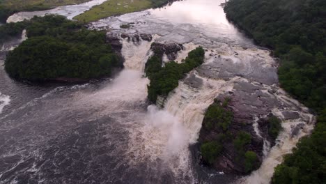 Aerial-video-of-the-Canaima-lagoon,-in-Venezuela,-flying-over-the-waterfalls