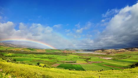 Perfekter-Regenbogen-über-Grün-gelbem-Feld-Nordafrika-Teil-Der-Natur-Marokkos