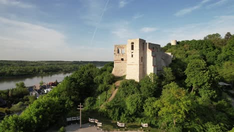 Vista-De-Las-Ruinas-De-Un-Castillo-Románico-En-Kazimierz-Dolny,-Polonia.