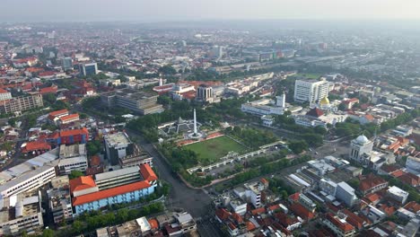 Ein-Lebendiger-Knotenpunkt-Voller-Geschichte,-Geschäftiger-Märkte-Und-Moderner-Annehmlichkeiten,-Zentrum-Von-Surabaya-In-Der-Nähe-Des-Heldendenkmals