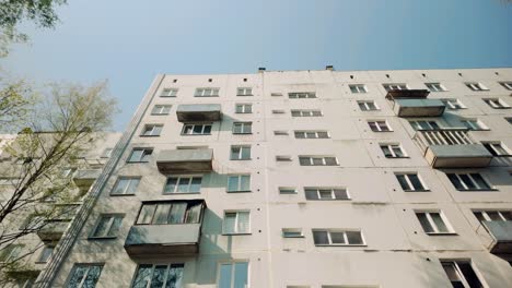 Hochhaus-Fertigbau-Panel-Sowjetischen-Wohnung-Fassade-Mit-Fenster-Und-Balkon-Niedrigen-Winkel-Dolly-In