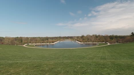 Art-Hill-Mit-Blick-Auf-Die-Emerson-Grand-Basin-Fountains-Und-Den-Forest-Park-In-St.-Louis,-Missouri,-USA