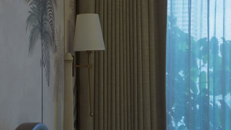 Beleuchtete-Seitenscheinwerfer-Im-Hotelzimmer