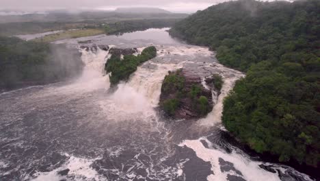Aerial-video-of-the-Canaima´s-lake,-in-Bolivar,-Venezuela,-flying-over-the-waterfalls-during-sunrise