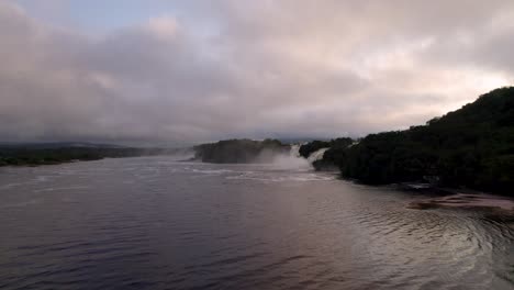 Video-Aéreo-De-La-Laguna-De-Canaima,-En-El-Estado-Bolívar,-Venezuela,-Volando-Sobre-El-Lago-Durante-El-Amanecer.