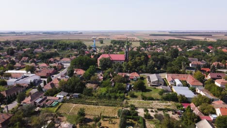 Luftaufnahme-Mit-Einer-Drohne,-Die-Langsam-Auf-Eine-Kirche-In-Einer-Kleinen-Stadt-In-Ungarn-Zufliegt