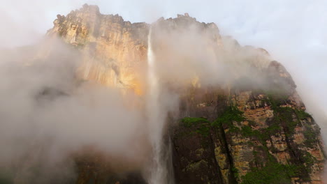 Misty-Landscape-Of-Angel-Falls-In-The-Early-Morning-In-Canaima-National-Park,-Venezuela