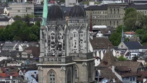 Toma-De-Drones-En-Reversa-Lenta-De-La-Catedral-De-Zurich-En-El-Casco-Antiguo-De-La-Ciudad