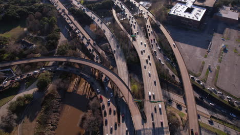 Amerikanischer-Highway-Knotenpunkt-Und-Autobahnkreuz,-Vogelperspektive,-Flug-über-Verkehr-Und-Hochstraßen