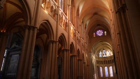 Lyon-cathédral´s-main-nave-pan-shot