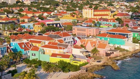 Vibrantes-Edificios-De-Viviendas-Multicolores-De-Color-Amarillo,-Naranja-Y-Azul-En-Willemstad,-Curazao,-En-La-Costa.