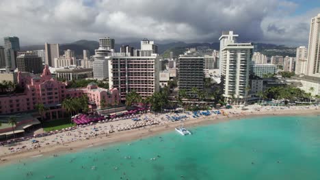 Resorts-Entlang-Der-Strandpromenade-In-Honolulu,-Hawaii