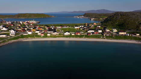 Luftaufnahme-Vom-Dorf-Pykeija,-Mitternachtssonne-In-Der-Finmark,-Norwegen