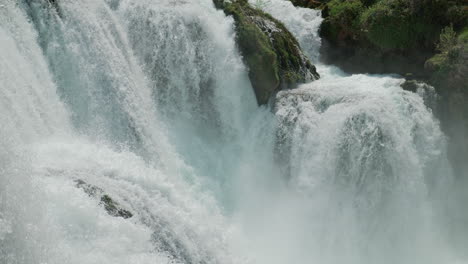 Una-Cascada-De-Un-Río-Puro-Y-Salvaje-Ubicado-En-Una-Selva-Verde