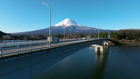 Cars-Driving-Through-Great-Bridge-Over-Lake-Kawaguchi-With-Mount-Fuji-View-In-Fujikawaguchiko,-Yamanashi,-Japan