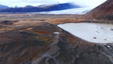 Lago-Glacial-Congelado-Y-Paisaje-Volcánico-De-Hielo-Glaciar-En-Islandia