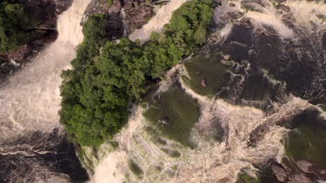 Video-Aéreo-Del-Lago-De-Canaima,-En-Bolívar,-Venezuela,-Volando-Sobre-Las-Cascadas-Durante-El-Atardecer.