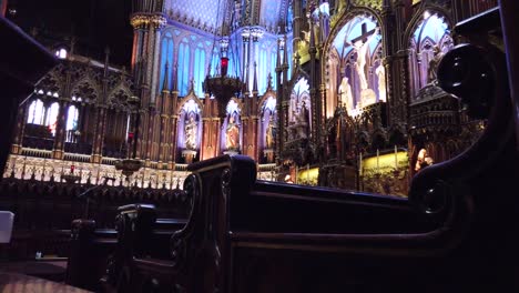 Aufnahme-Der-Kirchenbänke-In-Richtung-Des-Hauptaltars-Der-Kathedrale-Notre-Dame-In-Montreal,-Kanada