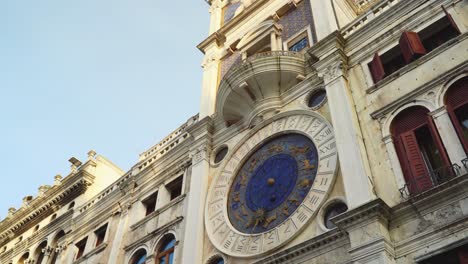 Torre-Del-Reloj-Cerca-De-La-Plaza-San-Marco-De-Venecia