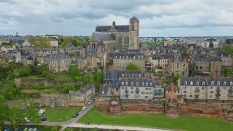 Jardín-Gourdaine-A-Lo-Largo-De-Las-Antiguas-Murallas-De-Le-Mans-Con-La-Catedral-De-Saint-Julien,-Francia