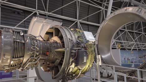 Una-Foto-De-Una-Turbina-Desmontada-En-Un-Museo