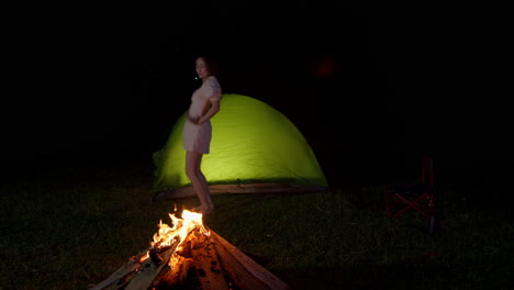 Joven-Bailarina-Asiática-Actuando-Sola-De-Noche-Bajo-La-Luz-De-La-Luna-Mientras-Acampa-Al-Aire-Libre