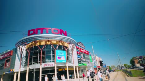 Fachada-Del-Centro-Comercial-Ditton-Daugavpils-Con-Marcas-Y-Logotipos-Dolly-De-ángulo-Holandés