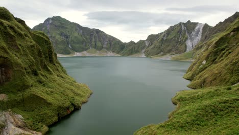 Ruhiges-Wasser:-Blick-Aus-Der-Luft-Auf-Den-See-Inmitten-Majestätischer-Berge