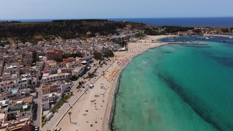 Playa-De-San-Vito-Lo-Capo---Famoso-Destino-De-Vacaciones-En-Sicilia