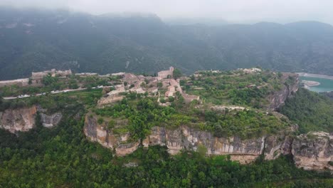 Siurana,-Ein-Historisches-Dorf-Auf-Einer-Klippe-In-Tarragona,-Mit-üppiger-Umgebung,-Luftaufnahme