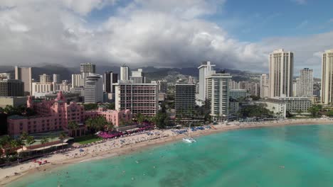 Gorgeous-ocean-and-beachfront,-Waikiki-Beach-in-Honolulu,-Hawaii