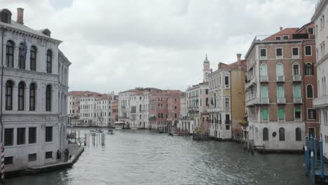 Vintage-Hotels-Und-Alte-Wohngebäude-Am-Canale-Grande-In-Venedig,-Italien