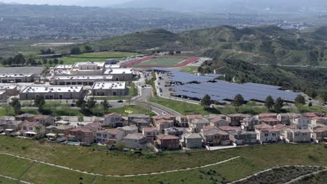 Vista-Aérea-Del-Barrio-De-Santa-Clarita,-La-Escuela-Y-El-Conjunto-De-Paneles-Solares-Para-Energía-Sostenible.