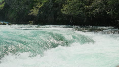 Ein-Wasserfall-Eines-Reinen-Wildflusses-In-Einem-Grünen-Regenwald