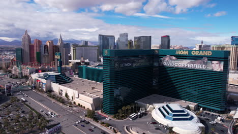 Las-Vegas-Strip,-Establishing-Drone-Shot,-MGM-Grand,-New-York-New-York,-Aria,-Cosmopolitan,-Waldorf-Astoria-Casinos-and-Hotels