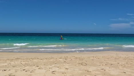 Salvavidas-De-Surf-Sosteniendo-Jetski-En-Posición-Durante-La-Operación-De-Rescate,-Mindarie-Beach-Perth