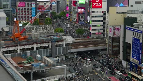 Langsames-Hochschwenken-Enthüllt-Den-Belebten-Bahnhof-Shibuya-In-Tokio-In-Der-Abenddämmerung---Panoramablick