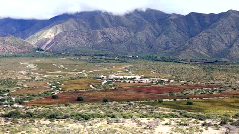 Ein-Panoramablick-Zeigt-Ein-Weingut-Im-Cafayate-Tal-In-Salta,-Argentinien,-Das-Für-Seine-Höhenweine-Bekannt-Ist