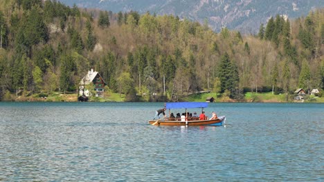 Touristenbootsfahrt-Auf-Dem-Bleder-See-In-Slowenien